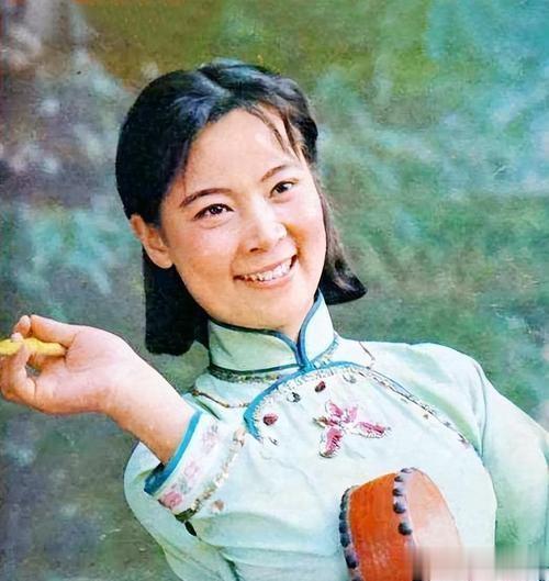 演员方青卓住北京别墅,爱做饭生活接地气,如今70岁是大学教授