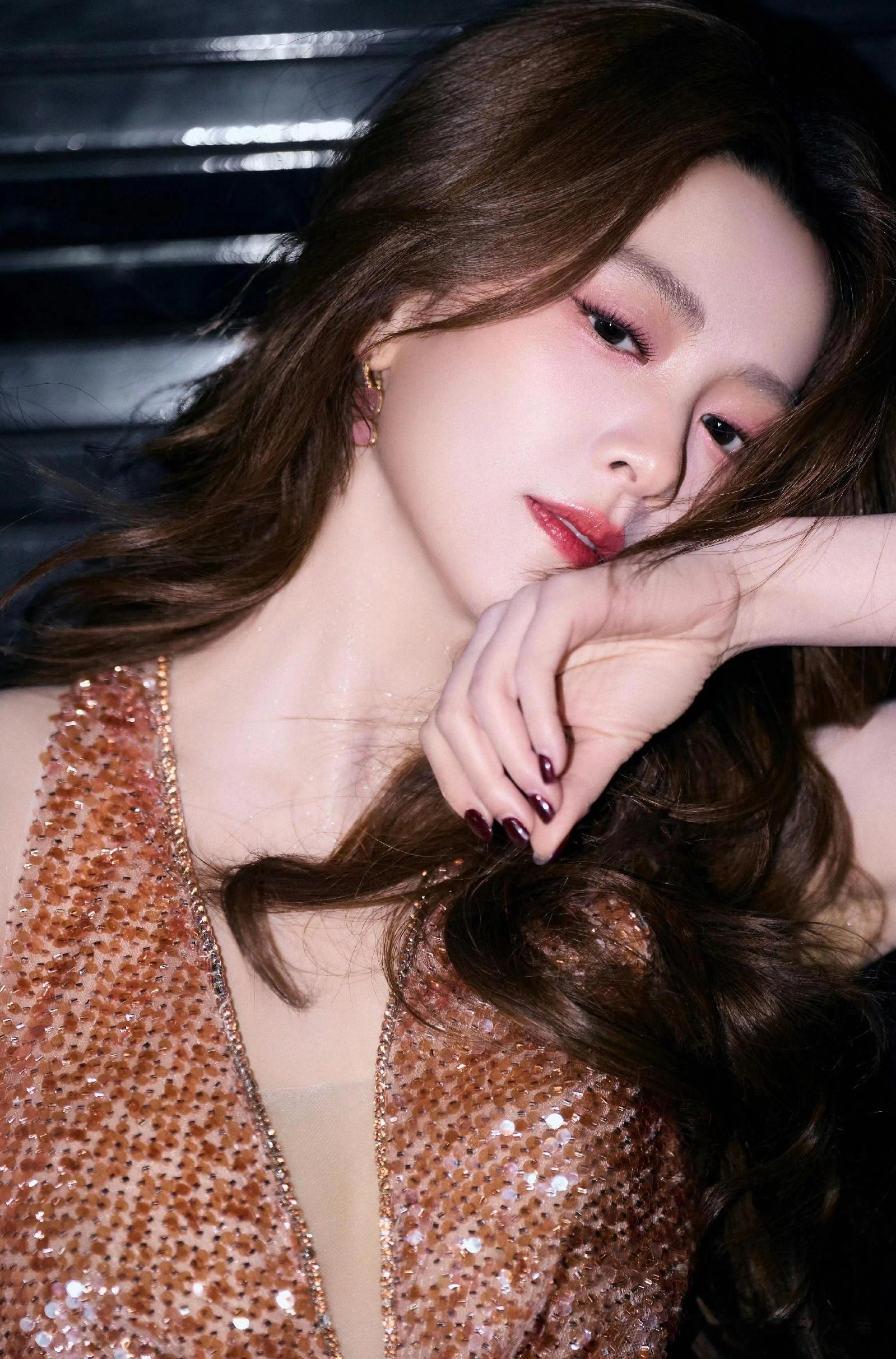 陈昊宇出席北京天桥音乐剧年度盛典，穿橙色亮片礼裙端庄典雅好美