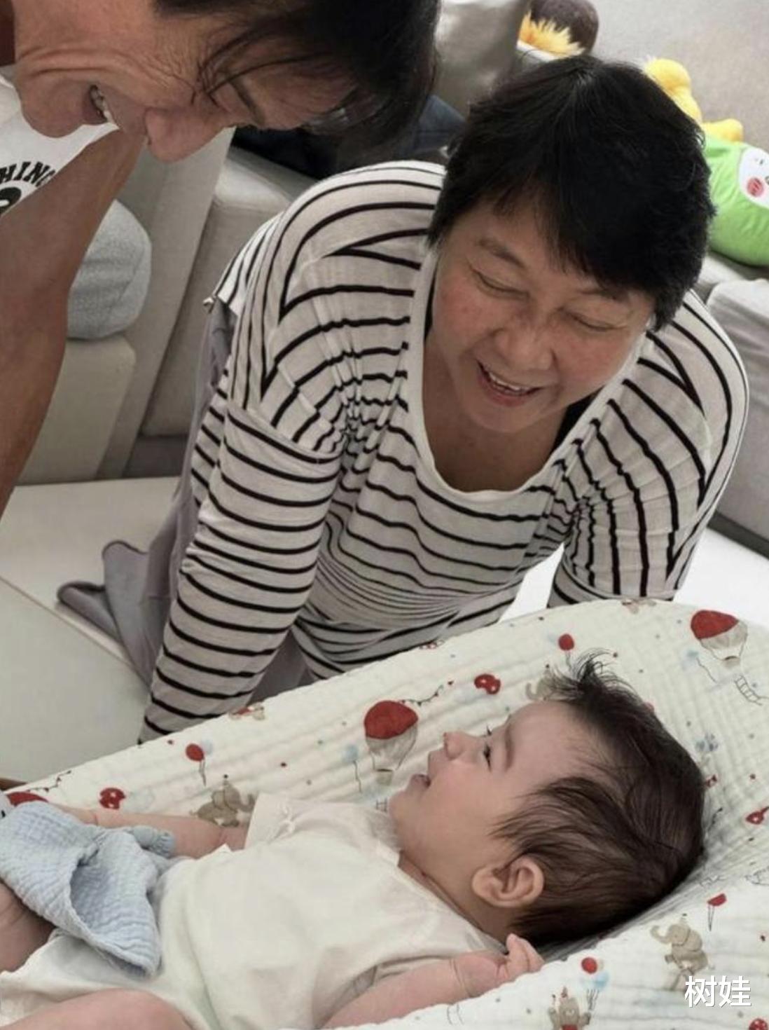 梁家辉在北京上春晚，俩女儿带孩子在家看春晚，混血外孙目不转睛