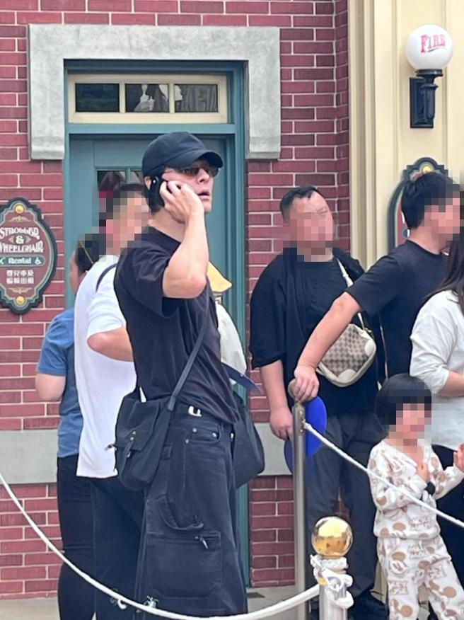 吴倩和前夫香港带娃！穿得减龄带女儿迪士尼游玩，似和张雨剑复合