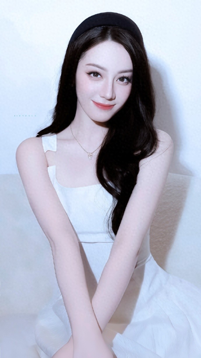 迪丽热巴甜美写真来袭