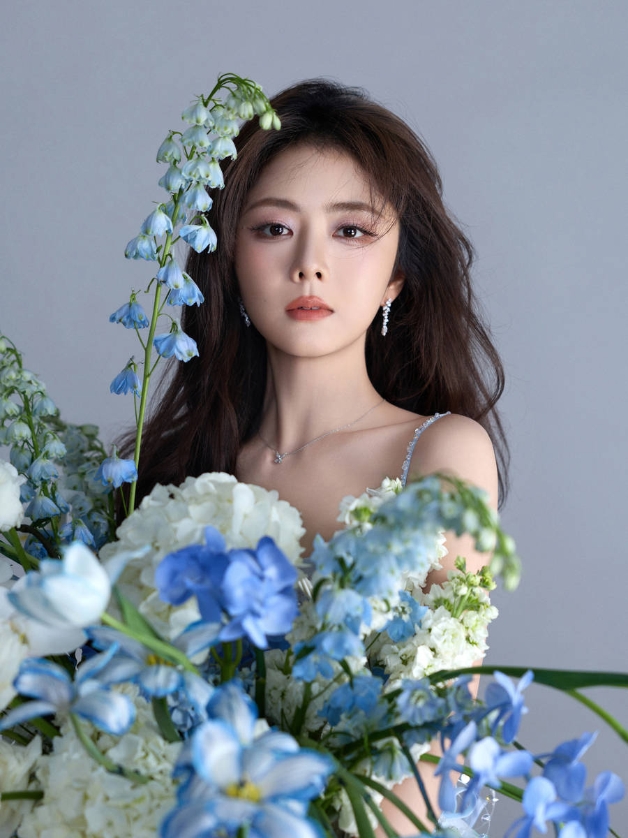 谭松韵蓝花吊带裙美到犯规!笑眼弯弯像初恋,34 岁状态像 18 岁