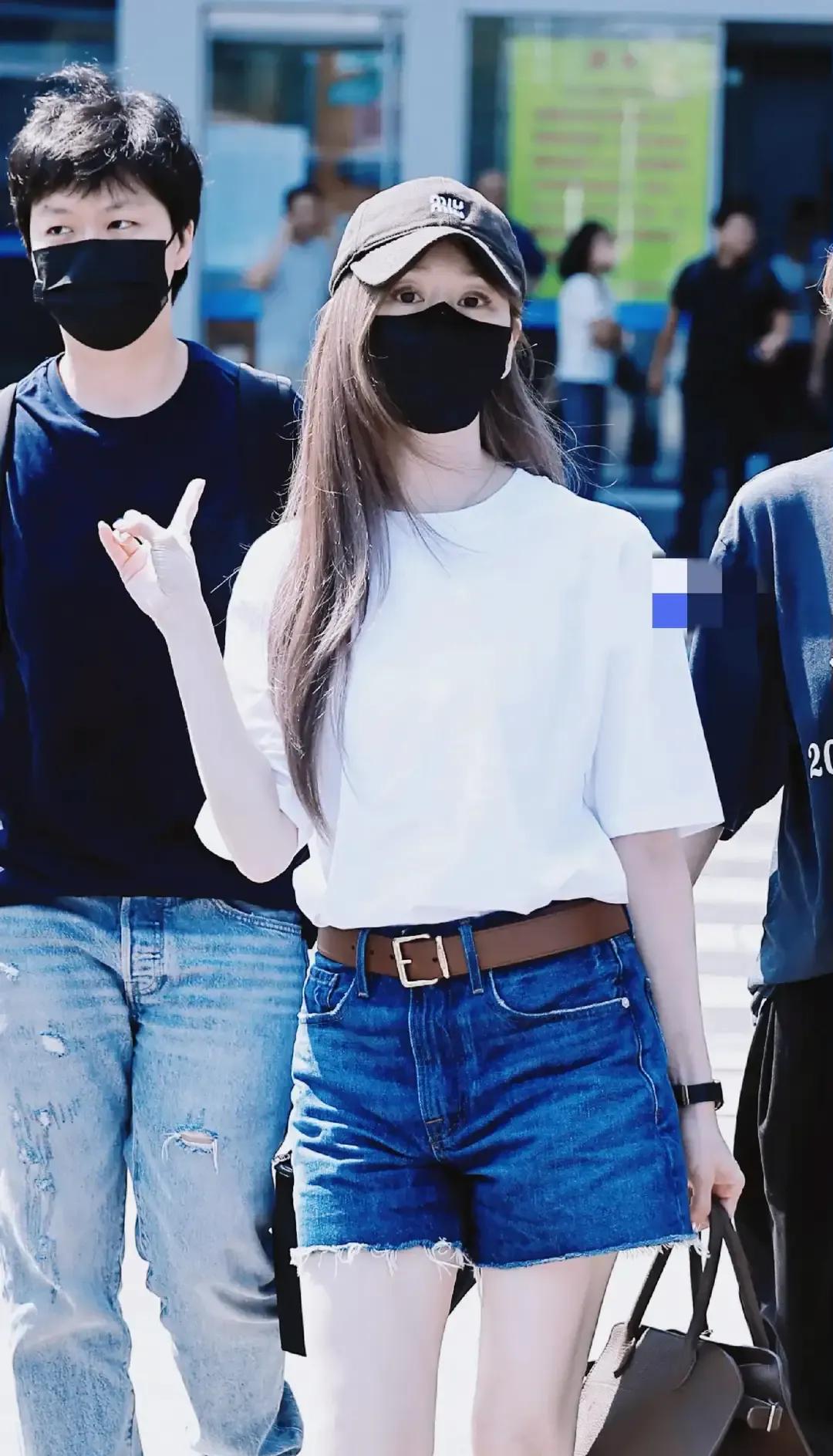 王心凌北京大兴机场出发，简约穿搭难掩风采