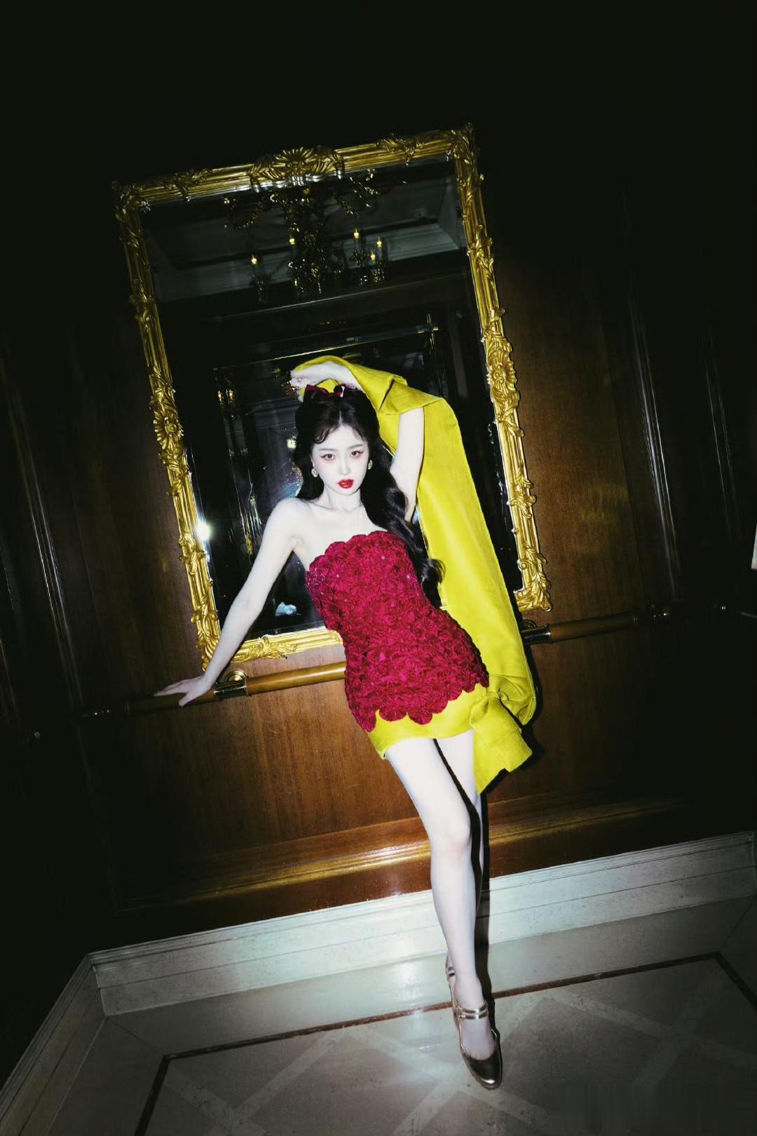 虞书欣：红色小猫咪，甜美可爱