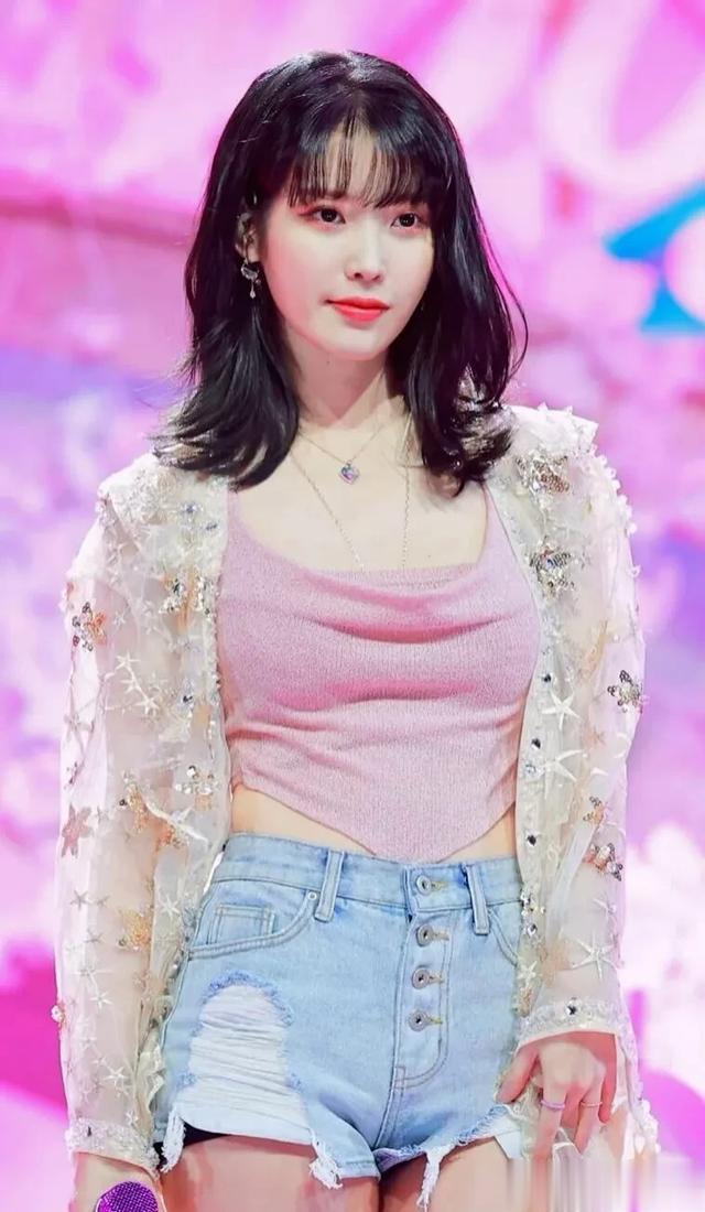 女神IU李知恩:娇小身材，绝美面容，深受韩国粉丝们的喜爱
