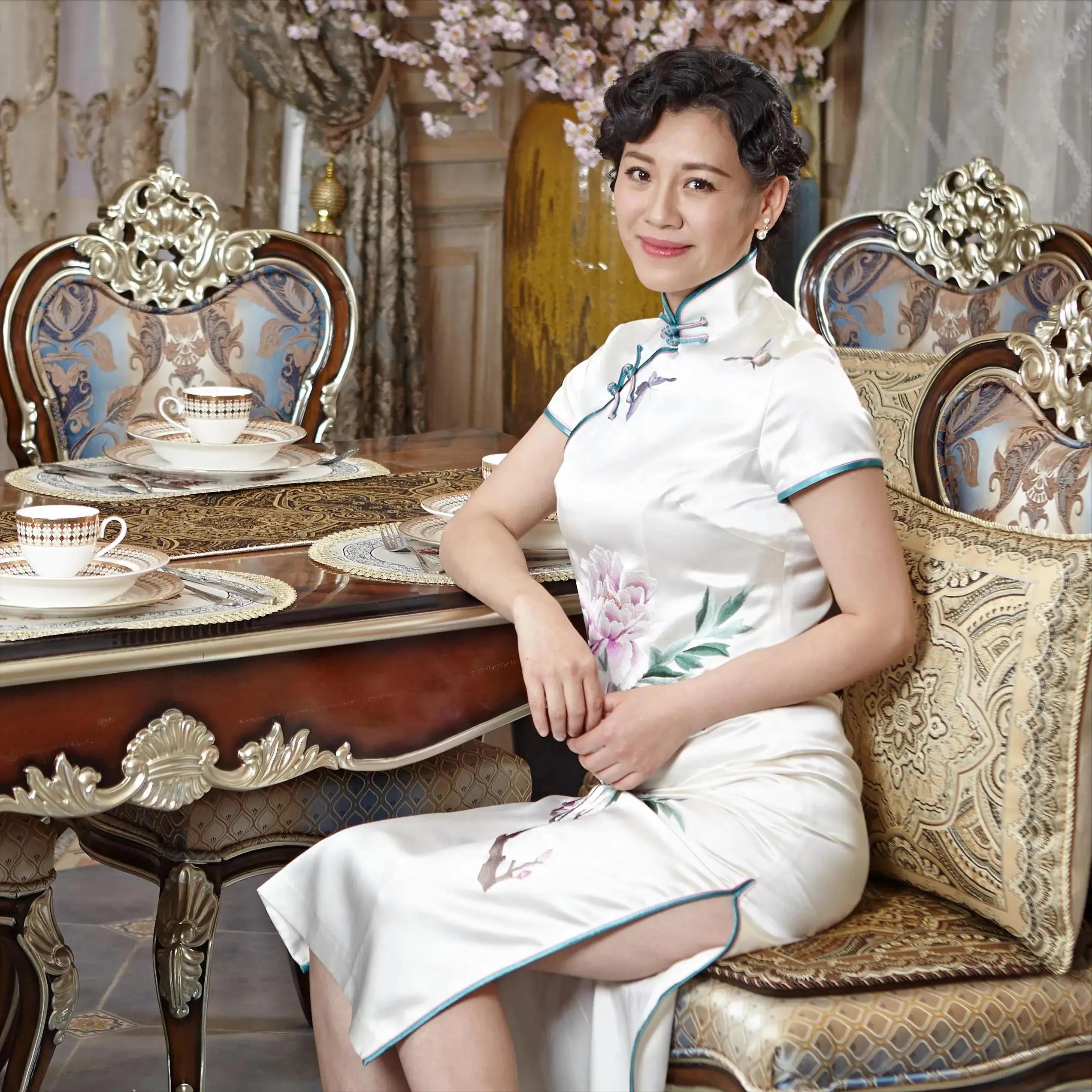 与四婚名导同居三年流产两次不结婚，转身下嫁穷小子，如今咋样？