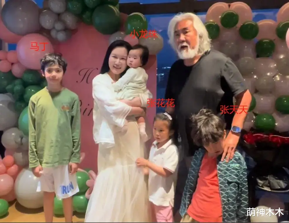 张纪中为娇妻庆生，混血继子站旁边被冷落，下巴后缩网友呼吁关注