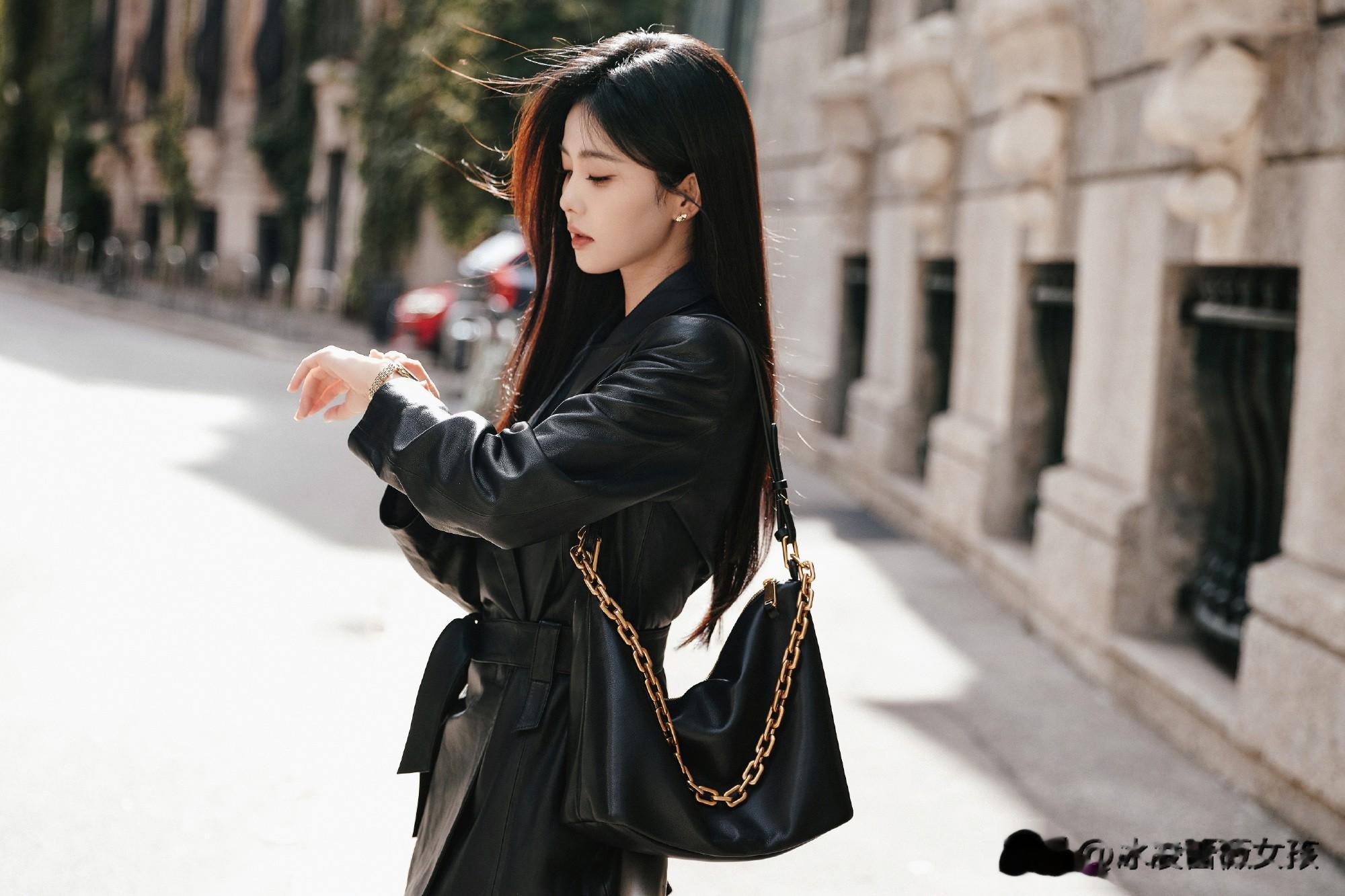白鹿黑色皮衣街拍，酷飒与优雅并存，尽显时尚张力
