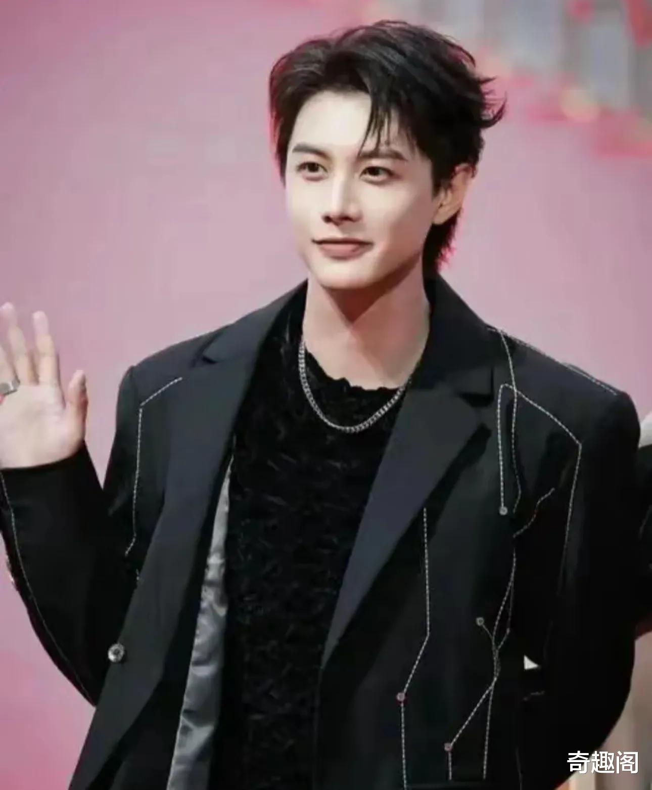 短剧顶流何健麒“塌房”,聊天记录被曝光,于正火速弃用