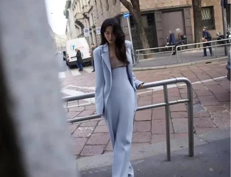 曾黎终于超越自身魅力，浅蓝色高腰裤搭配同款西服女人味十足！