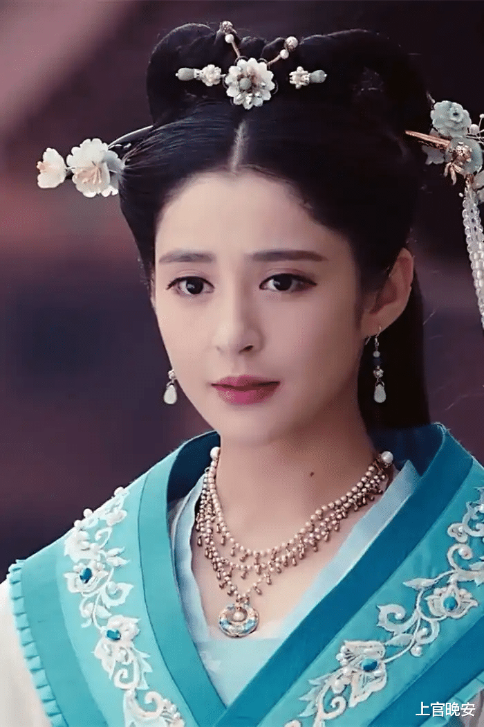 被丑手指拖累的6位明星，长了一张好看的脸，但伸出手能把人笑死