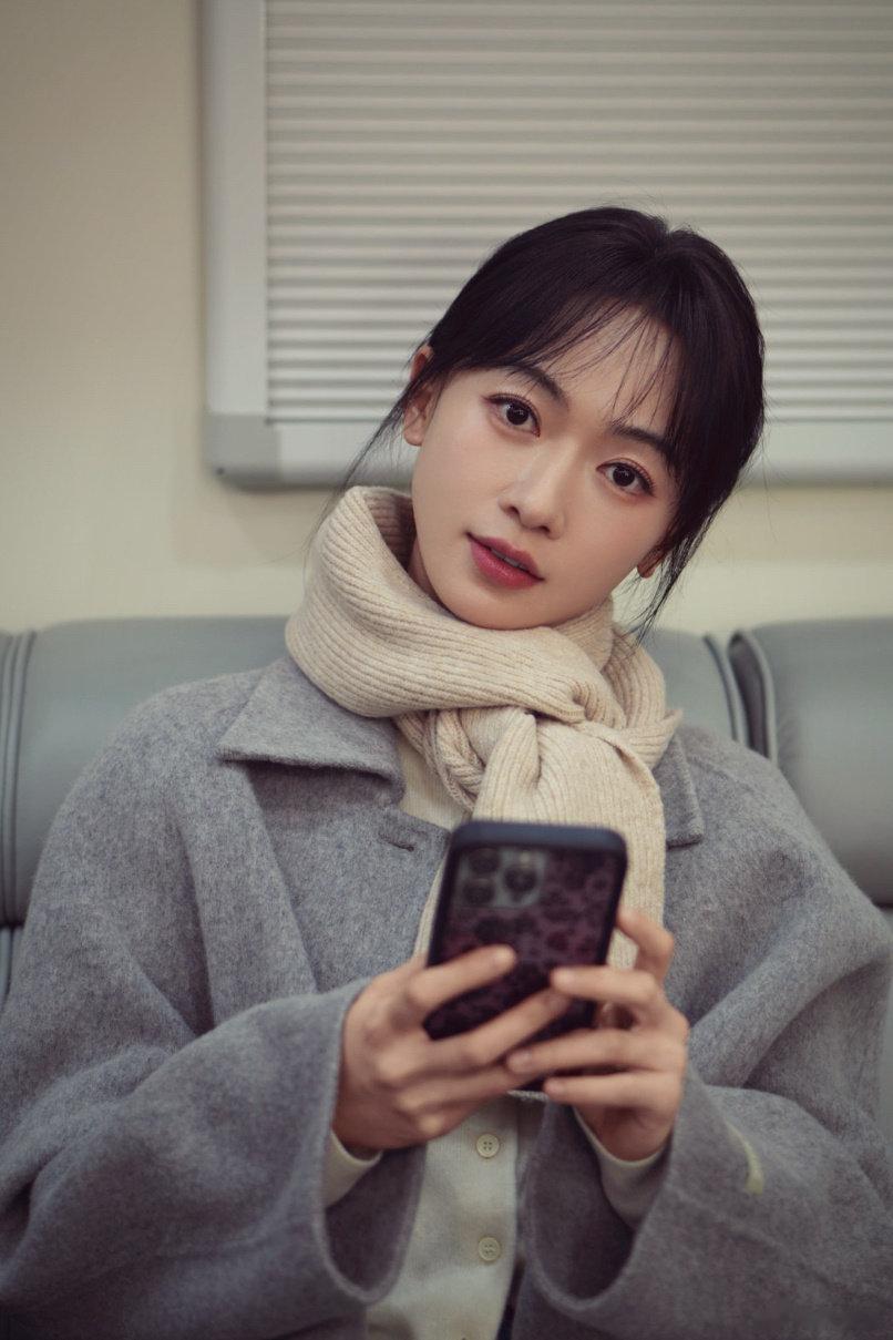 35岁吴谨言剧组过冬至！剪空气刘海气质绝，女儿快一岁甚少见妈妈