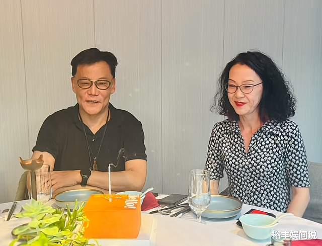 李国庆携妻子现身乌镇，细节动作爱意满满，张丹红罕有露娇羞脸