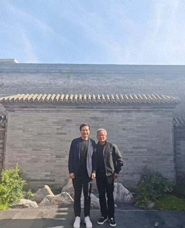 黃仁勛來北京了？大熱天穿皮夾克和雷軍合影