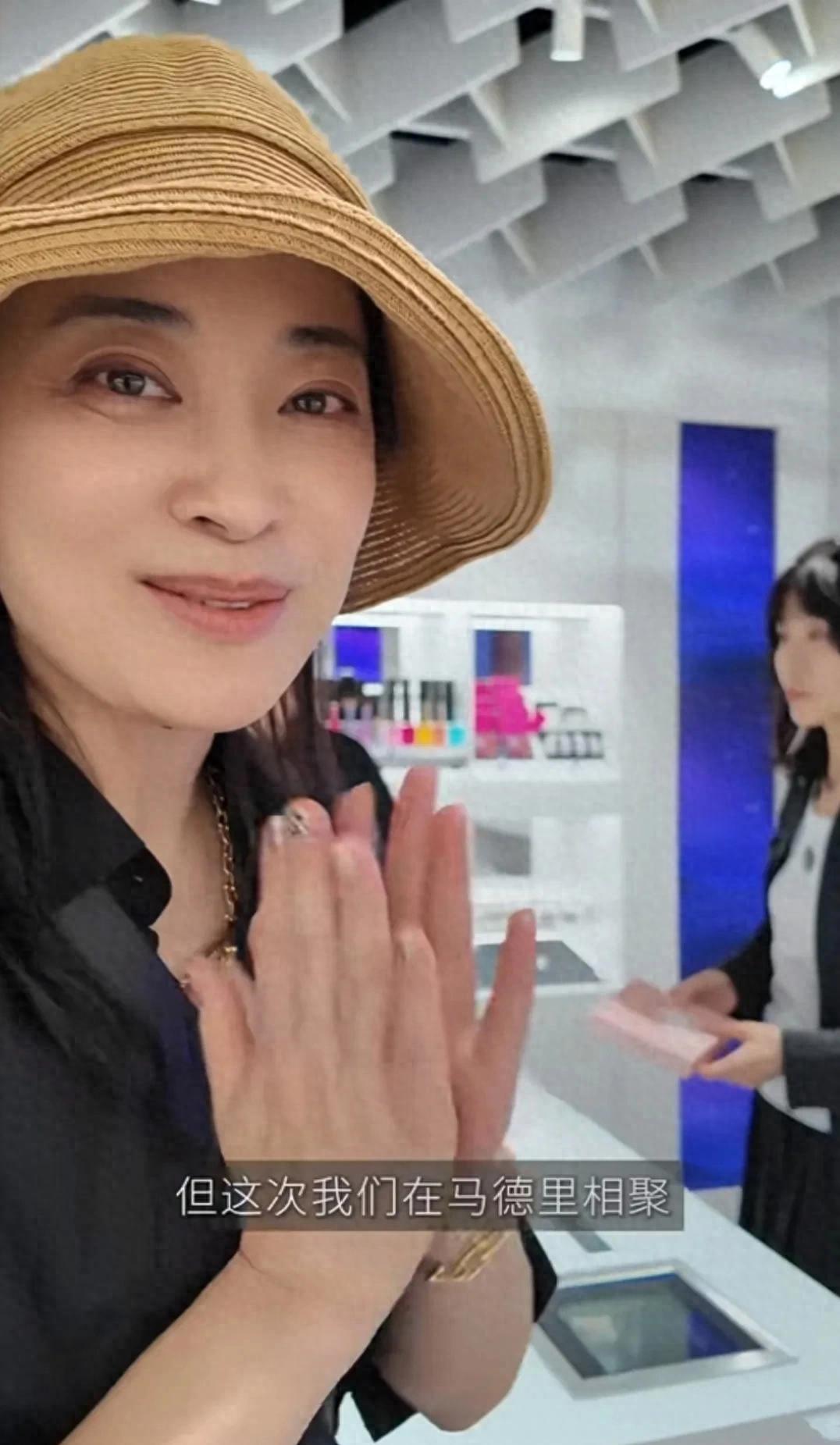 梅婷带着家人和哥哥一家在马德里旅游，兄妹共一张脸，嫂子很漂亮