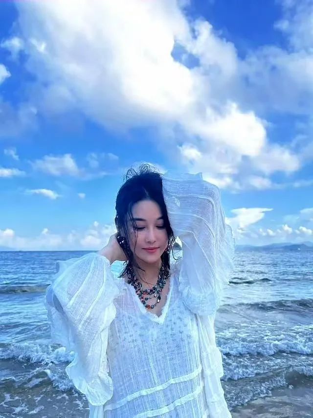 37岁张馨予瘦身失败反而更美,穿倒U露背短裙,满屏都是大长腿