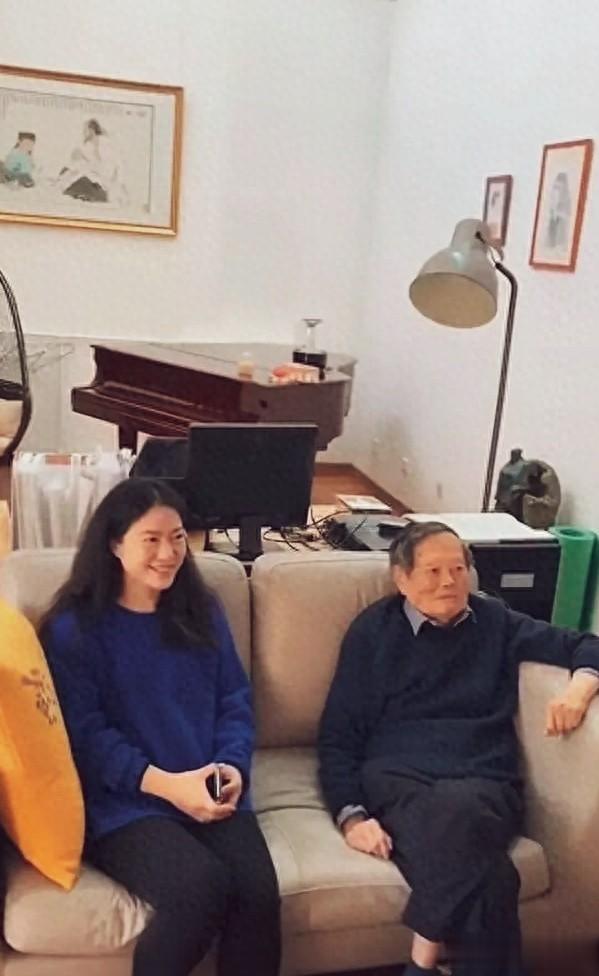 翁帆杨振宁家居照流出！相隔两沙发却藏不住眼底的蜜意，甜到犯规