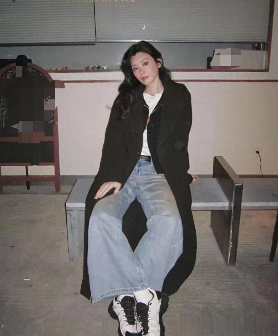 奚梦瑶的超模气质真是出挑！穿黑色大衣+T恤+牛仔裤，时髦又高级