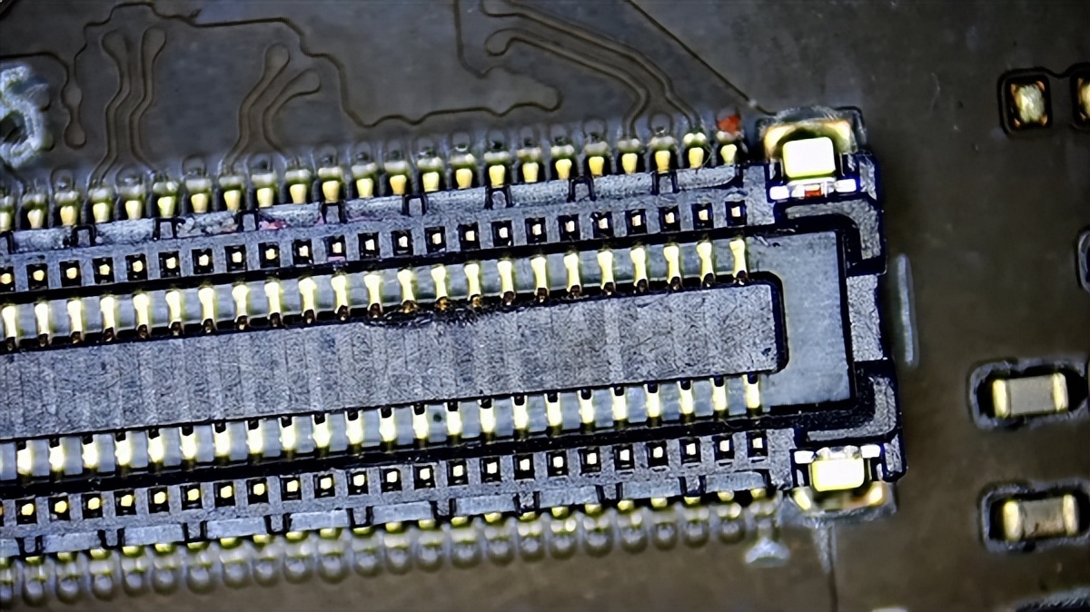 嚴重警告！RTX 5090內部接口十分脆弱 壞了根本沒法修