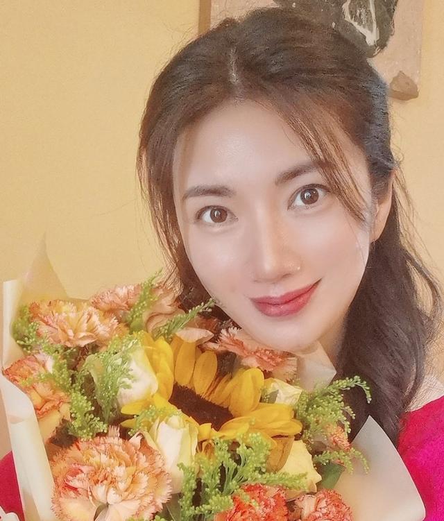 她在上海女团出道，却转身成为央视主持，46岁宛如少女，婚姻成迷