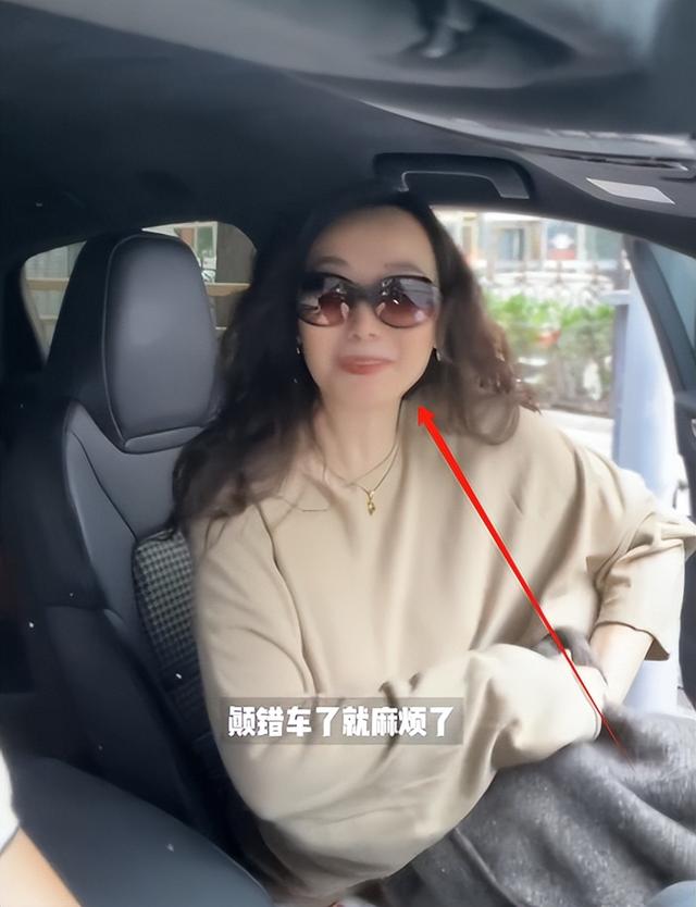 42岁车晓市集被偶遇，满脸褶皱瘦成皮包骨，摊位前狂试喝酒品超好