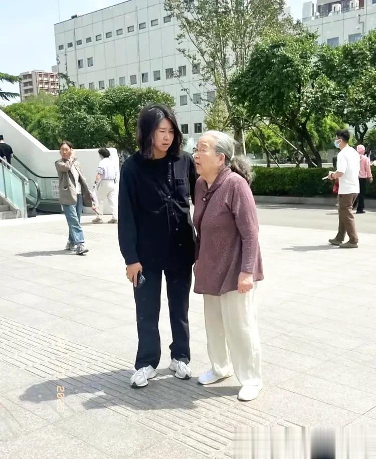 89岁“容嬷嬷”李明启到医院看病，弓着背认不清路，亲儿子没陪着