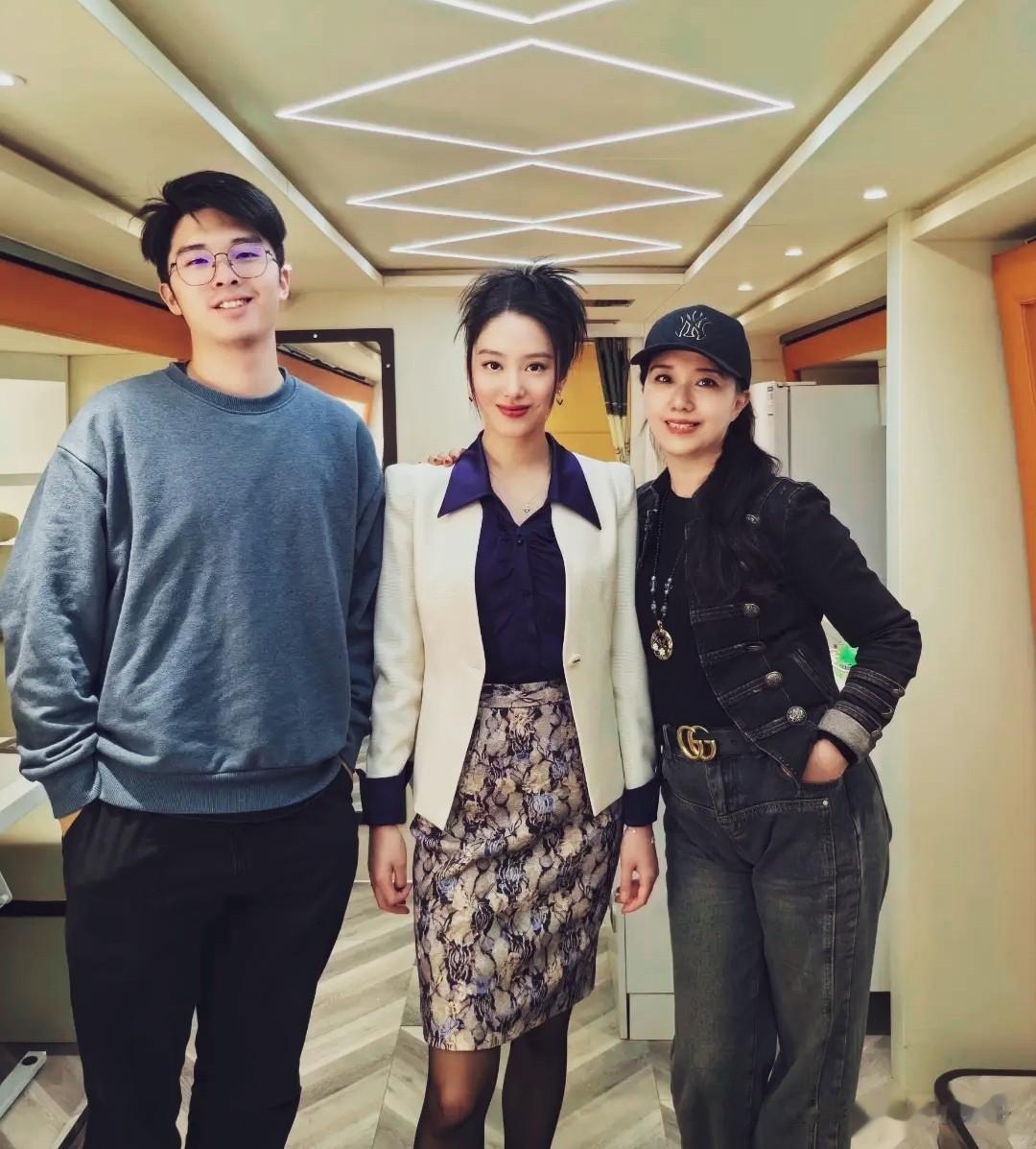 谁才是主角？杨采钰义卖会现场，身旁妈妈一身大牌，美到全场惊呆