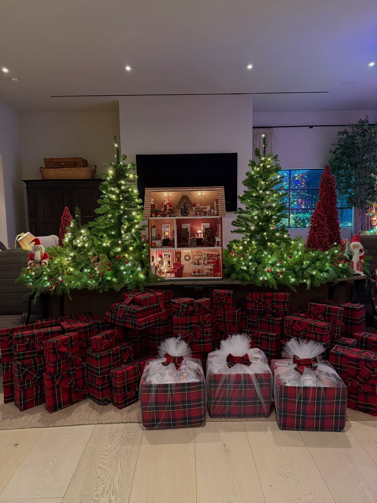 70岁卡戴珊太后晒圣诞照，逆天回春，小25岁黑人男友忠诚守护11年