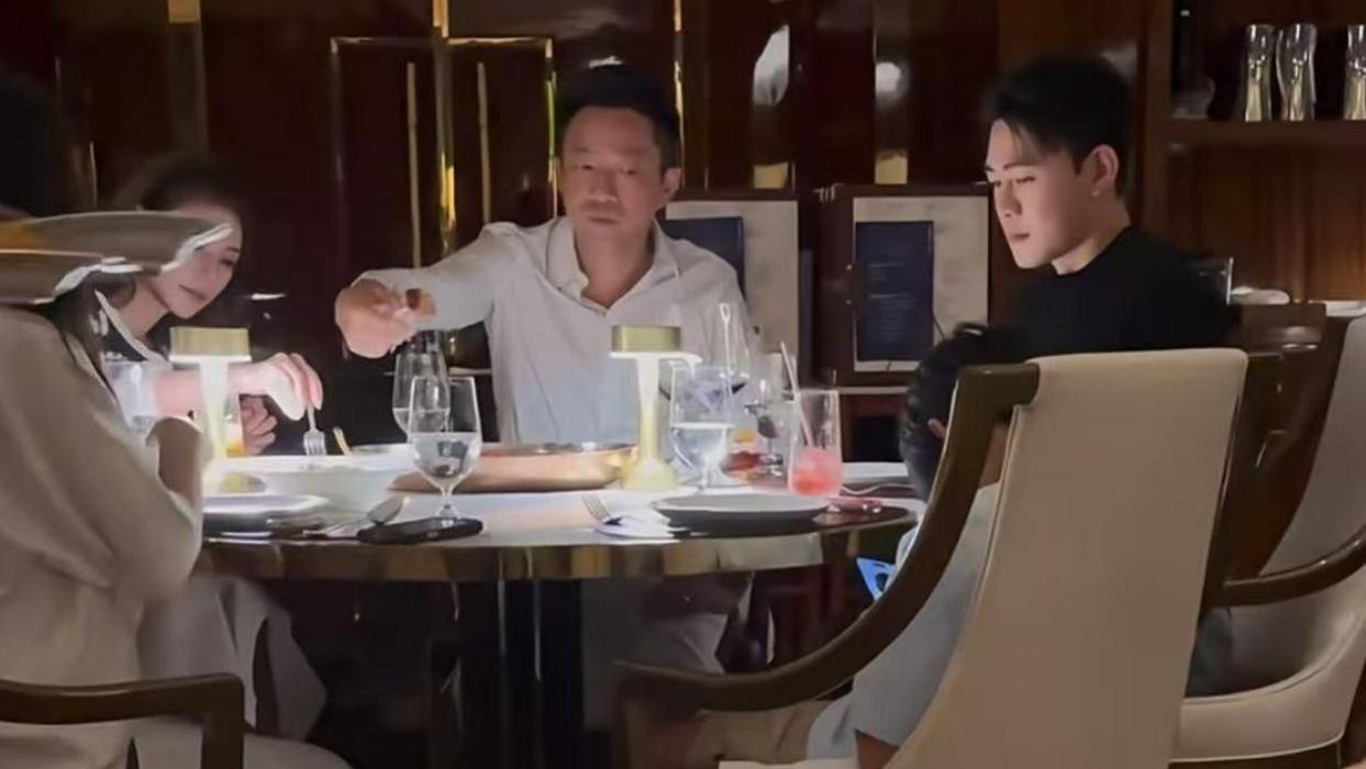 汪小菲一家吃饭被偶遇，汪希箖沉迷于手机引热议，小玥儿很像大s