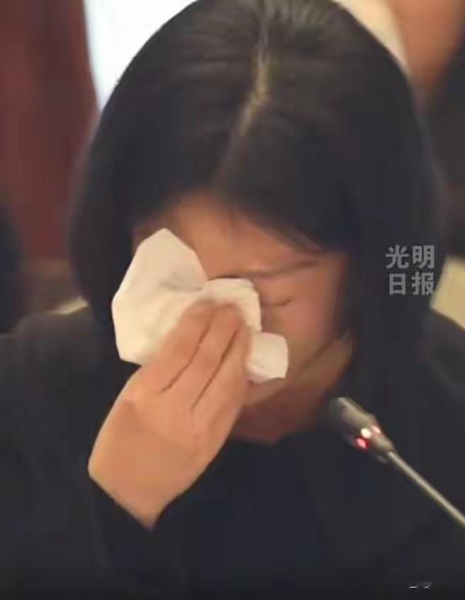 杨振宁去世近两个月后,翁帆首次发声,当场落泪!