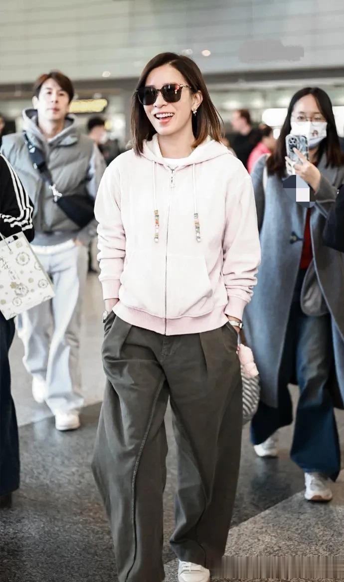 佘诗曼机场私服真会穿!粉色卫衣外套+字母T+阔腿裤,减龄又时髦