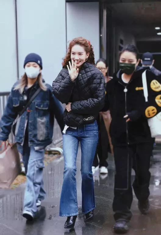 34岁金晨增肥后大变样,新烫了羊毛卷穿羽绒服,美得像换了个人