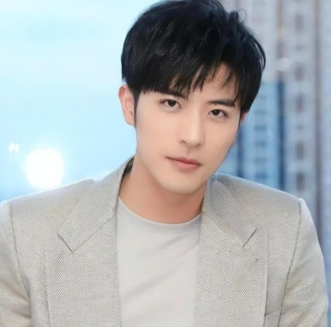 绿了张天爱，渣了古力娜扎，如今又曝新恋情，他到底有什么魅力