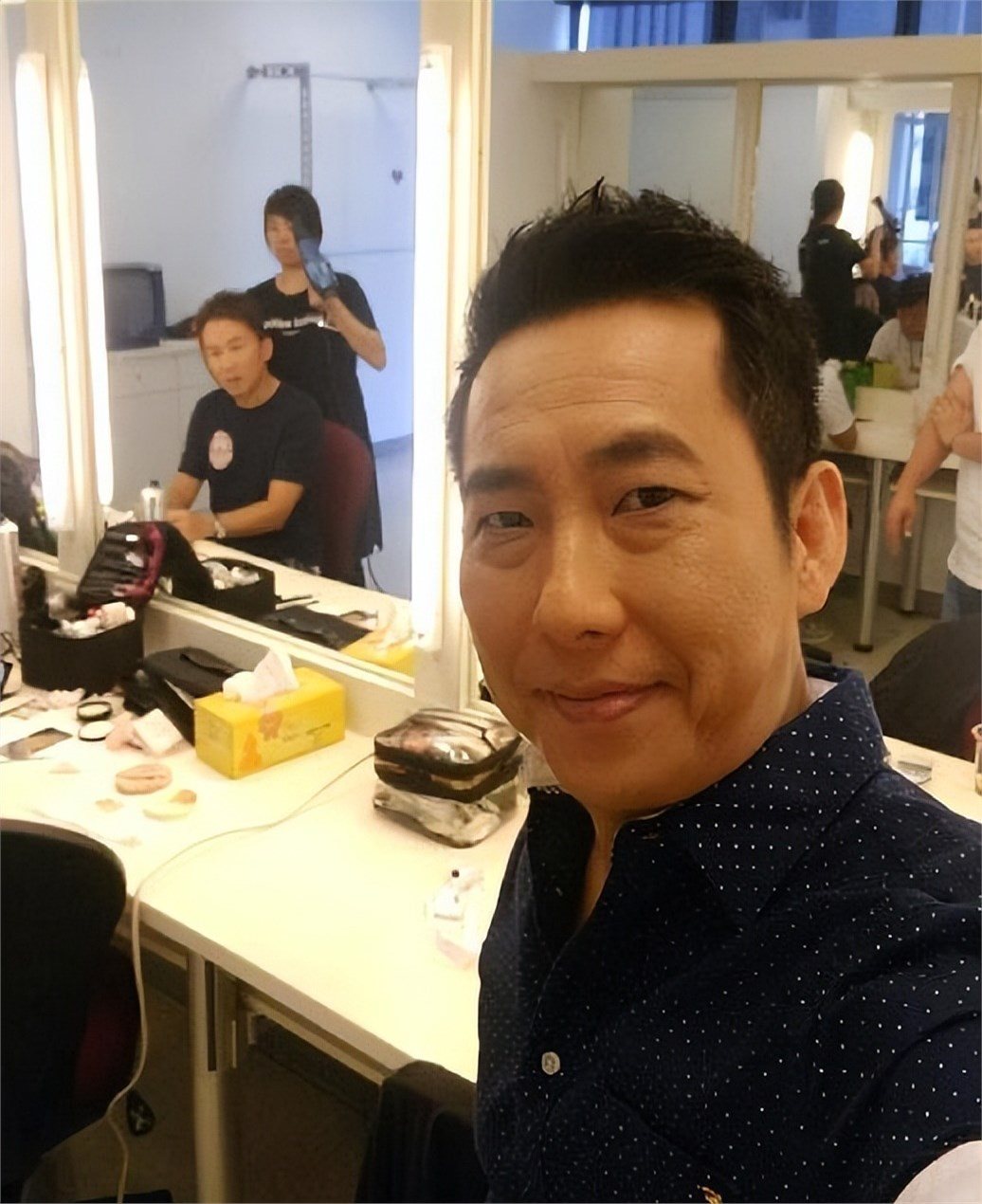 57岁屈中恒和Vicky租房住，4个女儿挤一屋，夫妻开便当店赚生活费