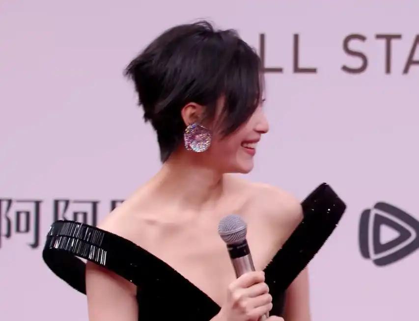 这一夜宋佳像猛虎下山！穿旗袍美到脚趾尖完全不顾倪妮赵露思死活