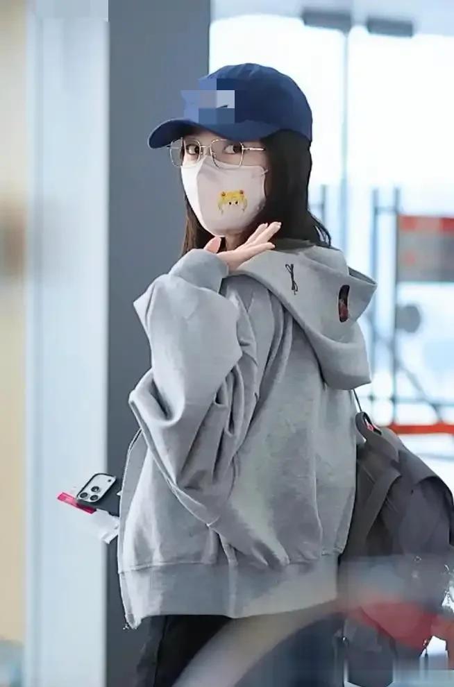 31岁梁洁机场穿搭“好少女”，卫衣+背带裤，搭配眼镜如清纯女大