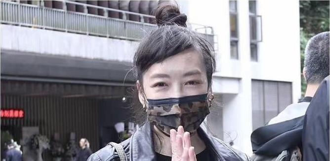 张震母亲离世，高圆圆悲痛现身，娱乐圈挚爱何处寻？