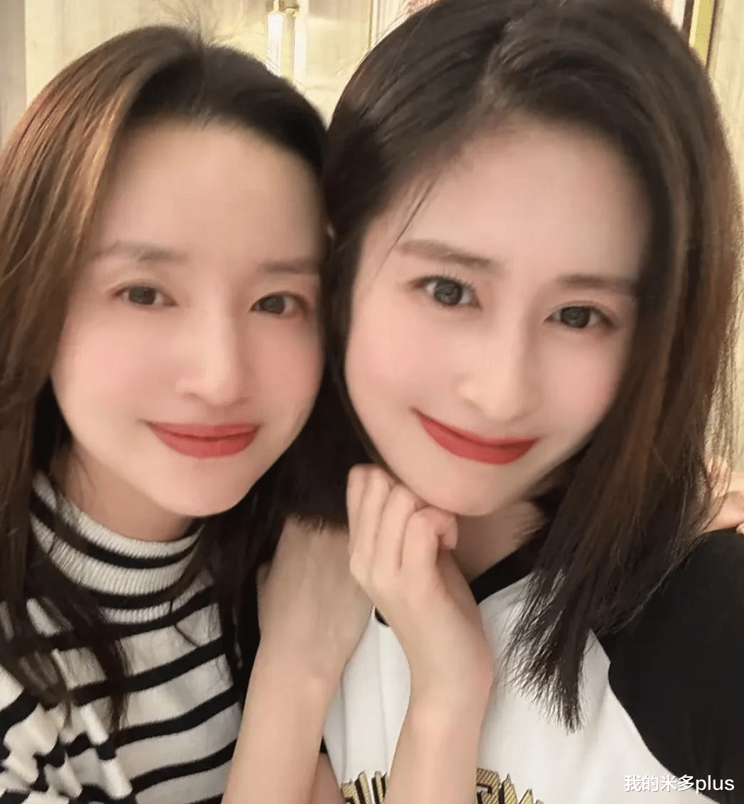 董洁在剧组过生日，穿条纹T恤唱歌像24岁，与梅婷颖儿同框太养眼