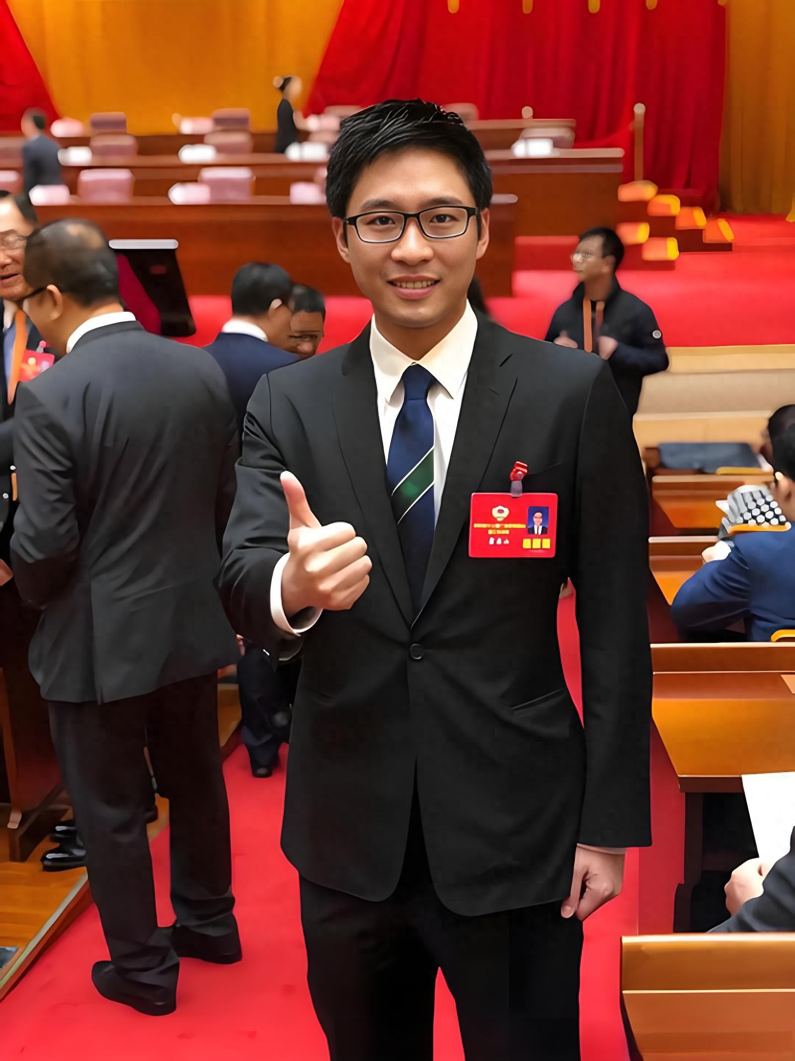 恋情实锤?霍启山携女星娜然出席弟弟婚礼,二人全程形影不离