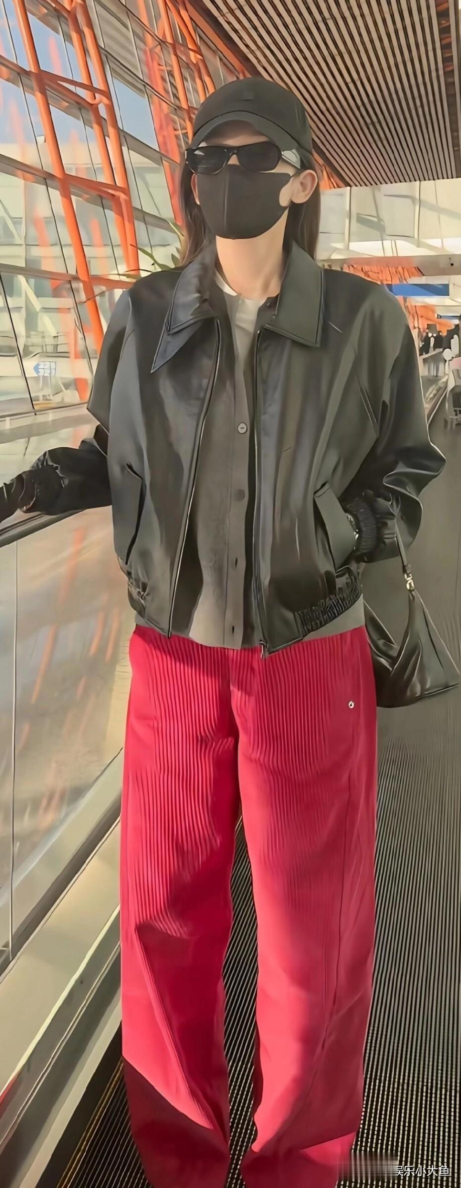 古力娜扎最新机场路透照，穿黑色皮衣戴着棒球帽，仍无与伦比的美