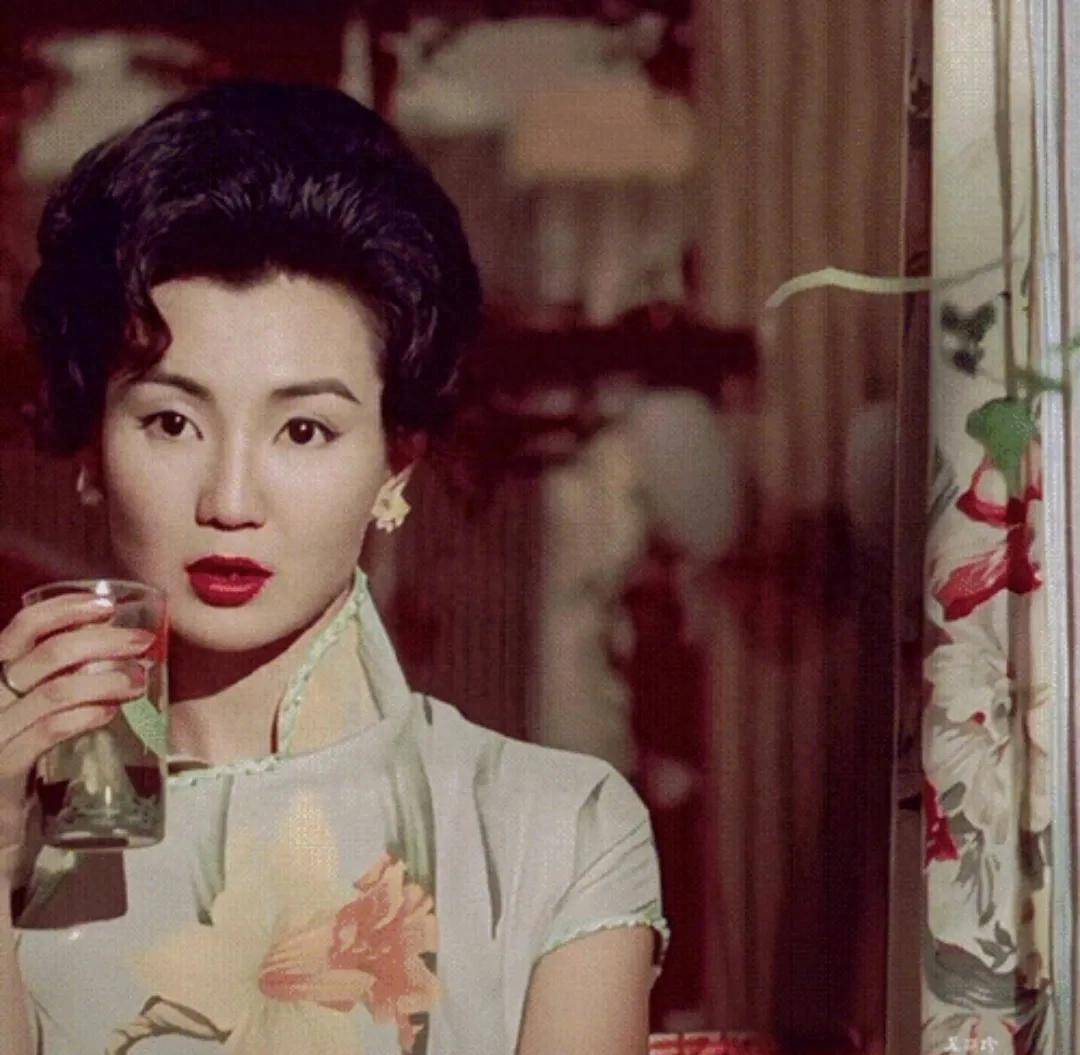 60岁张曼玉与一男子同游巴黎,打扮港风像30岁,气质很灵有少女感