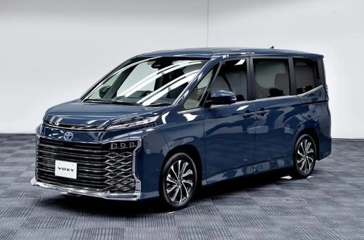 解析丰田Voxy：1.8L混动+7座MPV，油耗5L，GL8平替，真香