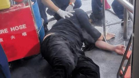 姜涛坠海获救现场曝光：全身湿透被抬上担架，本人晒照报平安