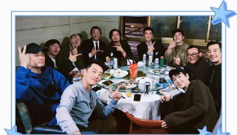 马伊琍亮相母校80周年校庆，丸子头配阔腿裤，松弛感满满