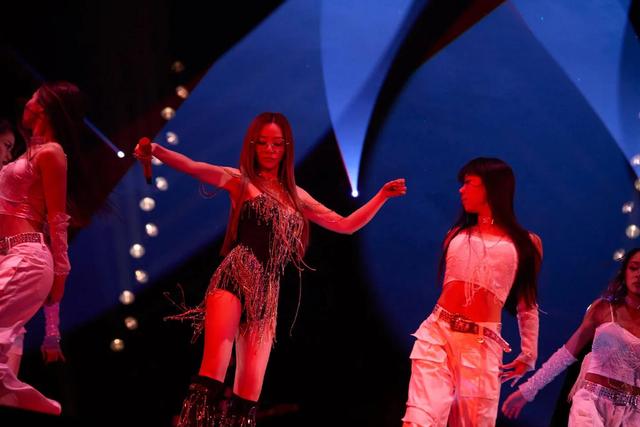 张靓颖也没想到,让她重新夺回热度的造型,会让她被推上风口浪尖