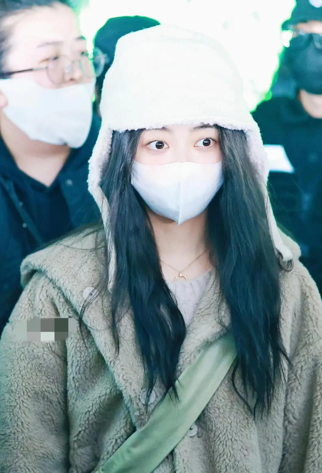 谭松韵穿泰迪大衣现身机场，毛绒帽造型软萌又可爱