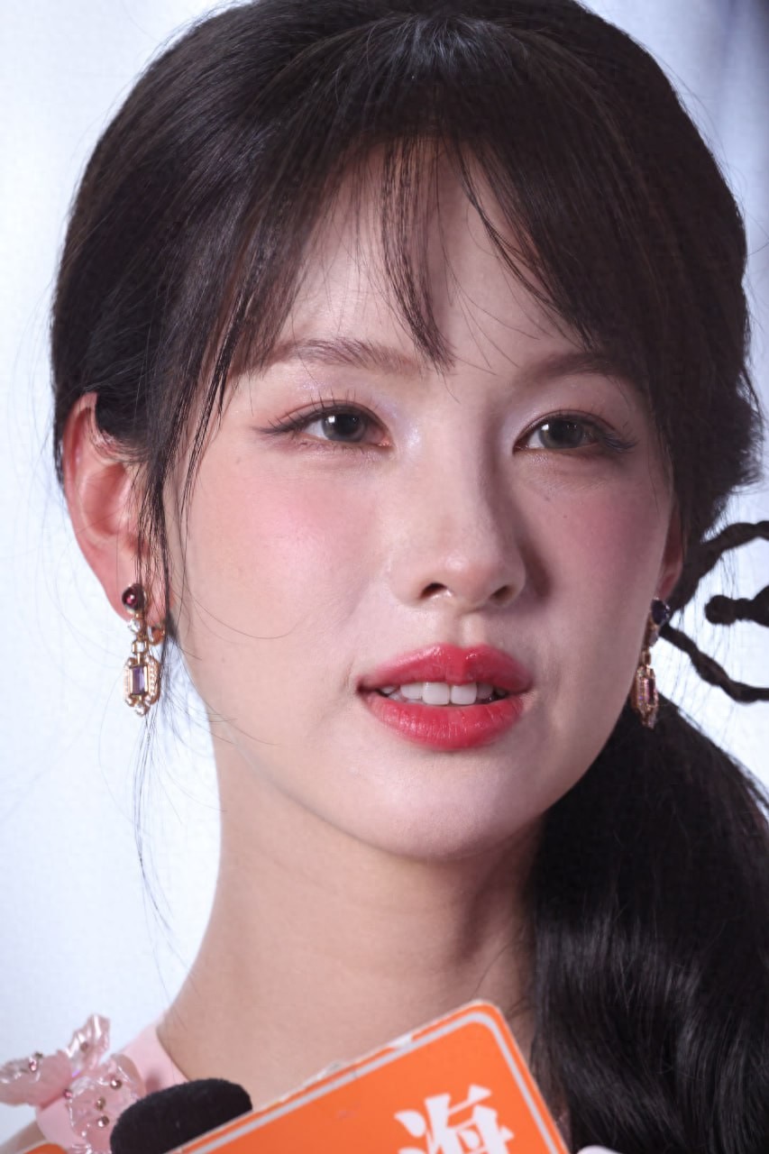 陈都灵｜粉色挂脖短裙