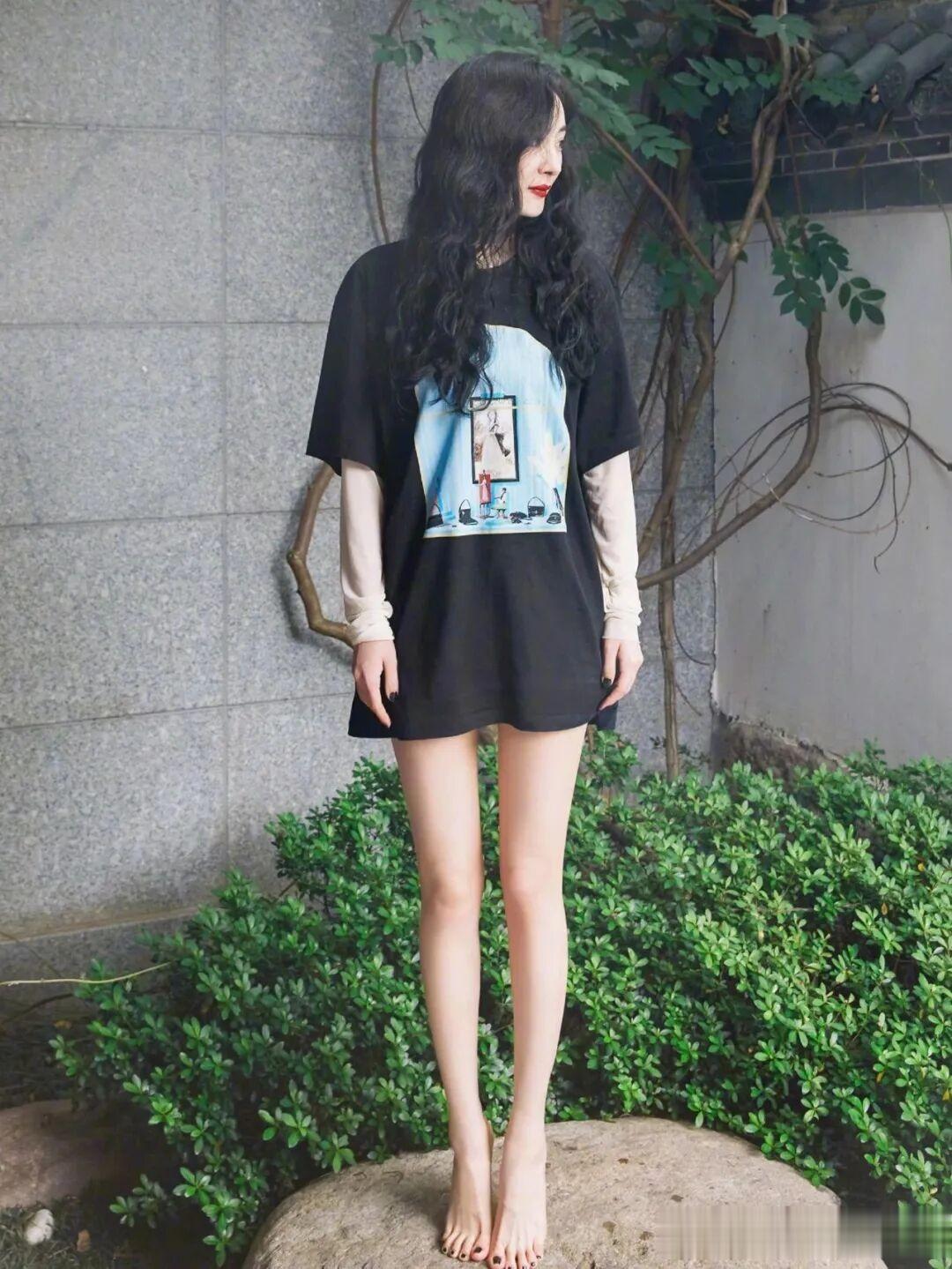 杨幂，舒服又亮眼