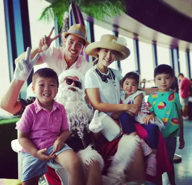 54岁“港剧男神”被曝养家压力大，网友喊话：请放老婆出来演戏！