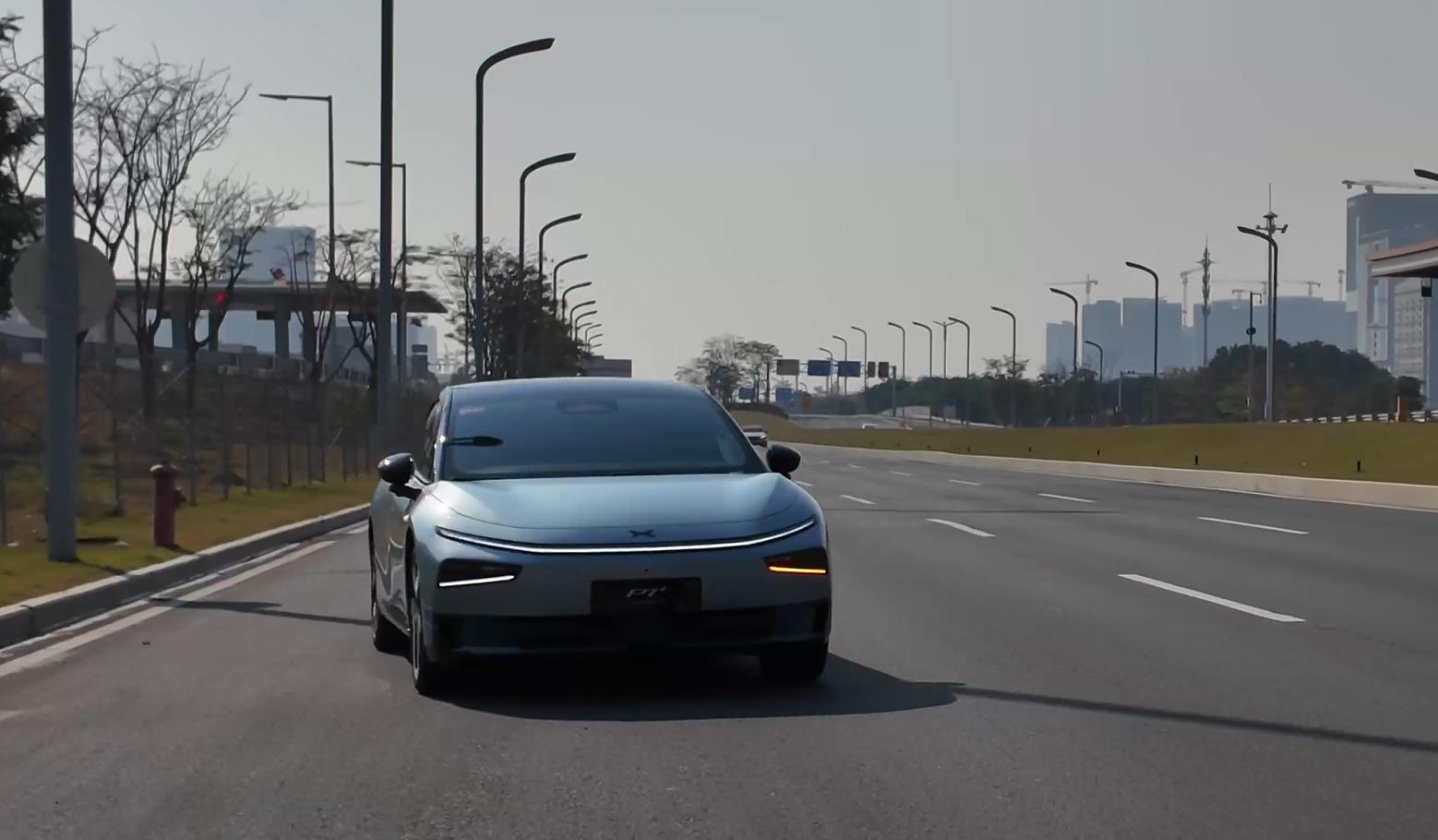 首试小鹏P7+超级增程版：外观更年轻、座舱更AI，底盘柔中带韧